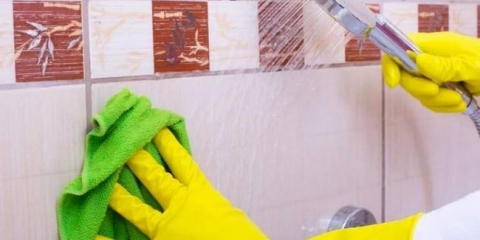 Jak rychle a snadno umýt dlaždice v koupelně od plaku doma